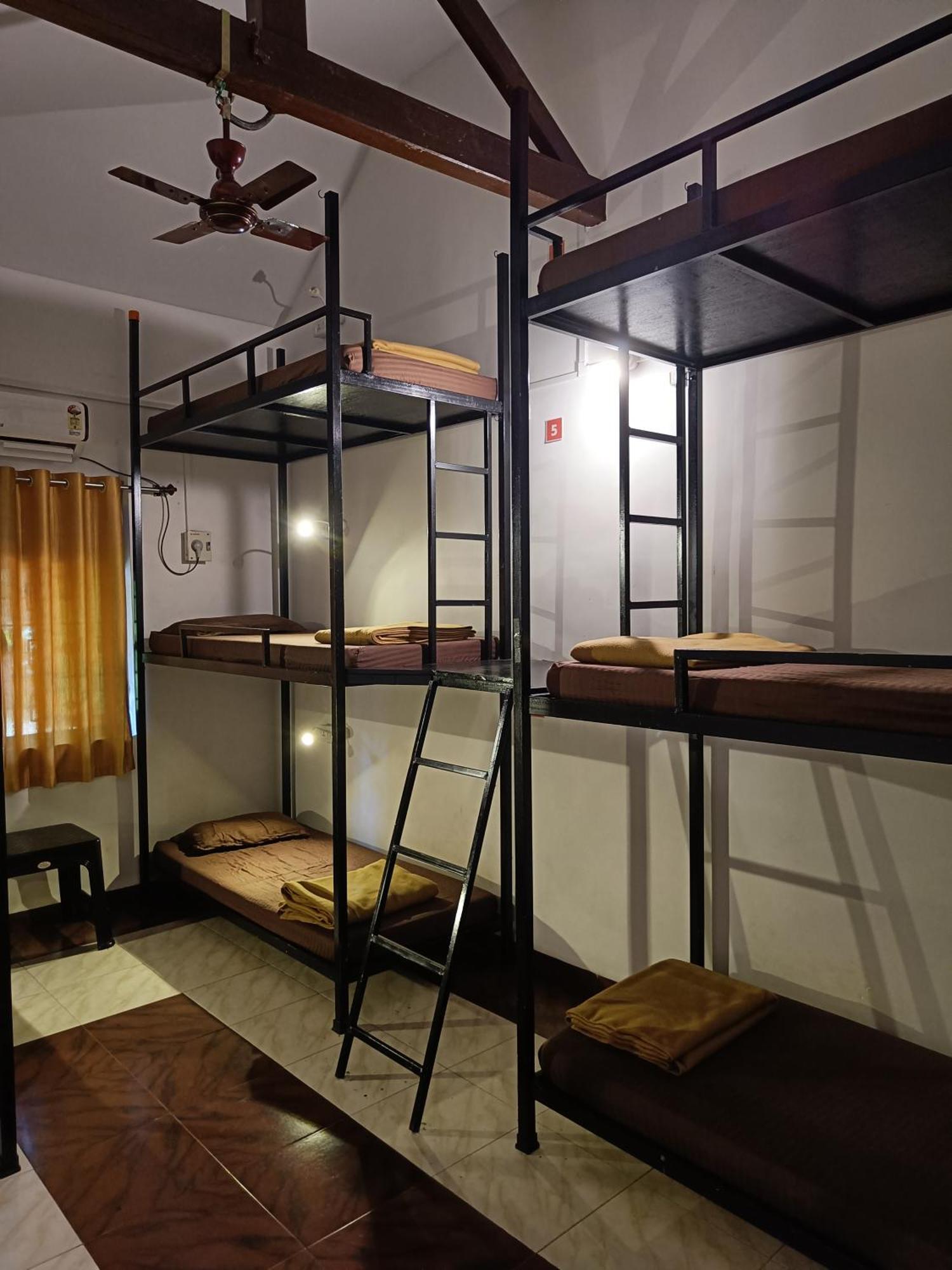 Bunknbrew Hostel Palolem Bilik gambar